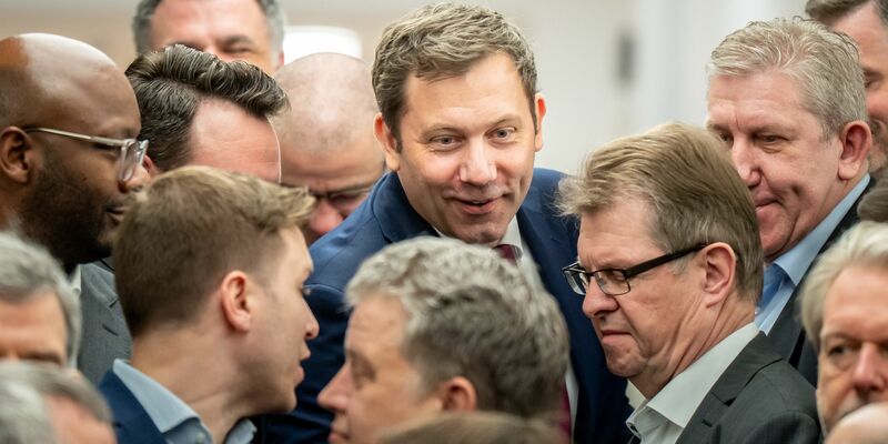 Ausnahmsweise mit Krawatte: Der sonst legere Lars Klingbeil setzt zur Feier einen stilistischen Akzent. - Foto: Michael Kappeler/dpa