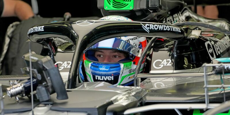 Der Rekordweltmeister bei der Eingewöhnung an sein neues Auto. - Foto: Hasan Bratic/dpa