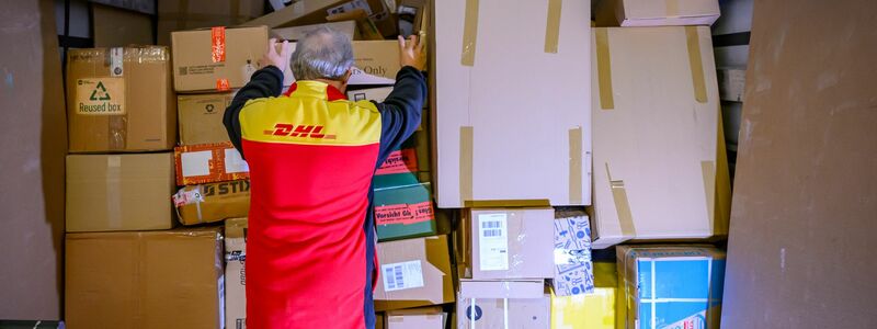 Derzeit dürften sich die Pakete in so gut wie allen Paketzentren des Logistikers DHL stauen, da es Warnstreiks gibt. - Foto: Patrick Pleul/dpa