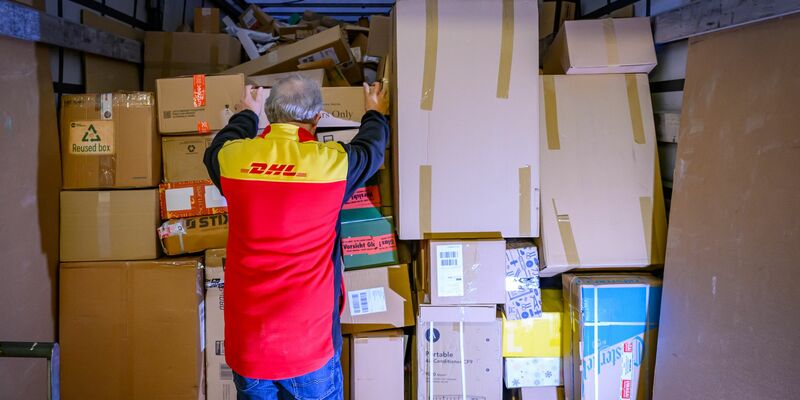 Ein DHL-Paketzentrum im Dezember 2024. Derzeit dürften sich die Paketmassen in so gut wie allen Paketzentren des Logistikers stauen, da es einen Warnstreik gegeben hat. - Foto: Patrick Pleul/dpa