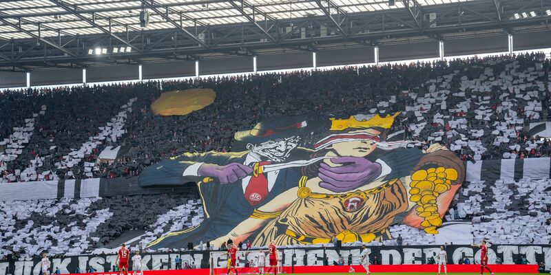 Die umstrittene Choreographie der Kölner Fanszene. - Foto: Justin Derondeau/Eibner-Pressefoto/dpa