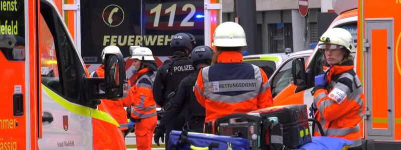 Die Polizei ist einem Großeinsatz in Bielefeld. - Foto: Christian Müller/TV7news/dpa