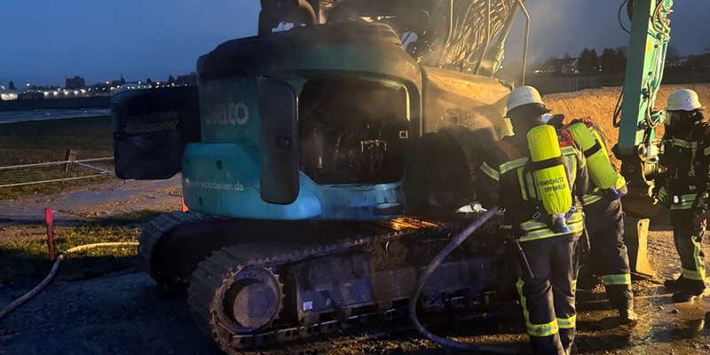 FW-OG: Kettenbagger brennt auf Baustelle - Foto: presseportal.de
