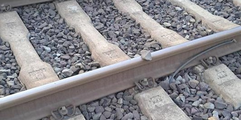 BPOLI MD: Bahnanlagen sind keine Spielplätze! - Teenager legen Schottersteine auf Gleise - Foto: presseportal.de