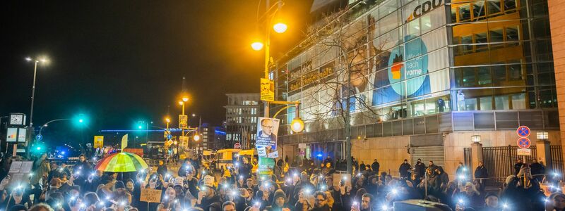 In mehreren Städten demonstrierten Tausende gegen eine Bundestagsabstimmung der Union mit der AfD. (Archivbild) - Foto: Christoph Soeder/dpa