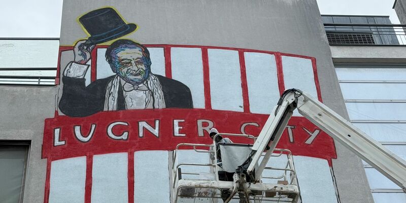 Richard Lugner in seinem Ball-Outfit.  - Foto: Matthias Röder/dpa