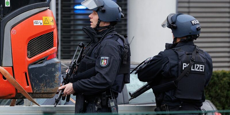 Schwer bewaffnet und geschützt: Nach den Schüssen sind auch zahlreiche Polizisten vor Ort - Foto: Friso Gentsch/dpa