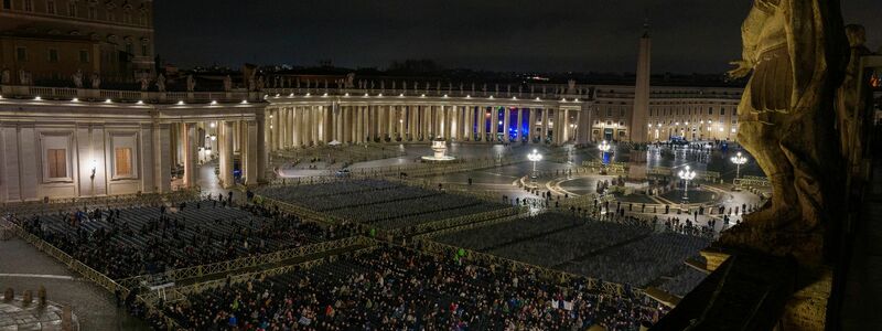 Auf dem Petersplatz wird nun jeden Abend der Rosenkranz für Franziskus gelesen. - Foto: Bernat Armangue/AP/dpa