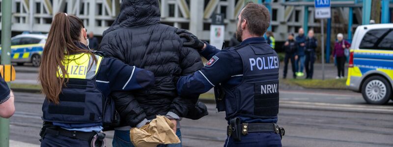 Vor Ort waren nach den Schüssen zwei Personen festgenommen worden. - Foto: Christian Mathiesen/dpa