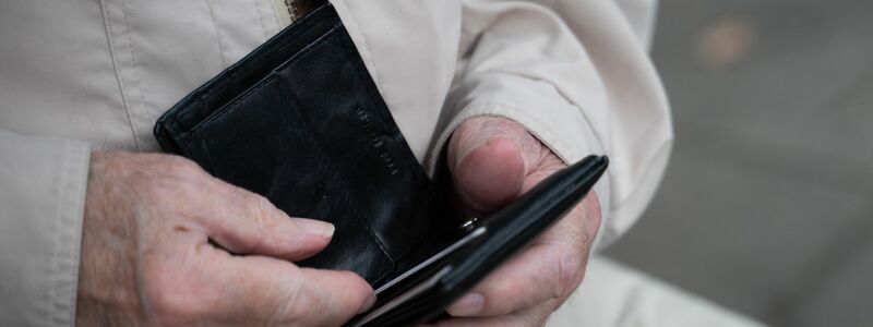 Bei vielen Rentnerinnen und Rentner wandert weniger Geld aufs Konto. (Symbolbild) - Foto: Alicia Windzio/dpa