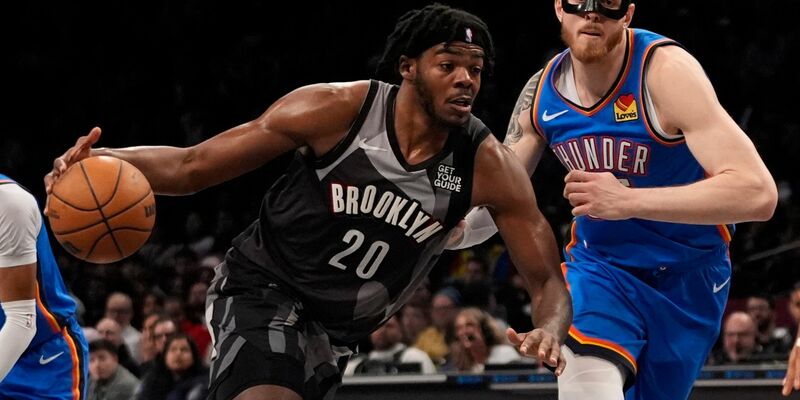 Isaiah Hartenstein (re.) spielte beim Sieg der Oklahoma City Thunder mit Gesichtsmaske. - Foto: Frank Franklin II/AP/dpa