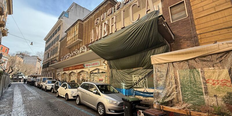 Im Foyer des Kinos «Troisi» lässt sich auch arbeiten, rund um die Uhr. - Foto: Christoph Sator/dpa