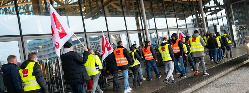 Streikende demonstrieren am Morgen am Flughafen Hamburg.  - Foto: Jonas Walzberg/dpa