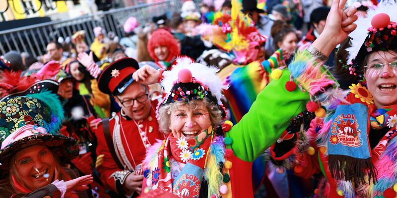 Am Donnerstag hat im Rheinland der Straßenkarneval begonnen. - Foto: Rolf Vennenbernd/dpa