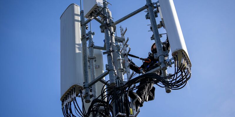 Im Gebirge, in Wäldern, Naturschutzgebieten und in Grenznähe ist das Netz für Internet auf dem Handy teils immer noch zu schwach. (Symbolbild) - Foto: Daniel Karmann/dpa