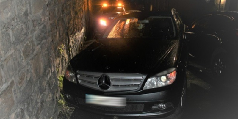 POL-HA: Mercedes bleibt nach Unfall zwischen einer Mauer und einem geparkten Auto stecken - Foto: presseportal.de