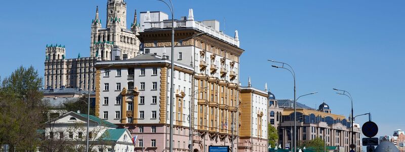 Der Altbau der US-Botschaft in Moskau ist ein beeindruckendes Gebäude im Stil des sowjetischen Klassizismus. (Archivbild) - Foto: Alexander Zemlianichenko/AP/dpa