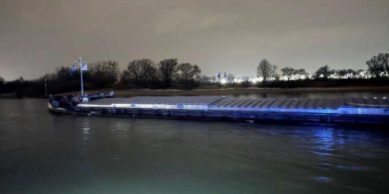 POL-DU: Friemersheim: Schiff fährt sich im Rhein fest - Foto: presseportal.de