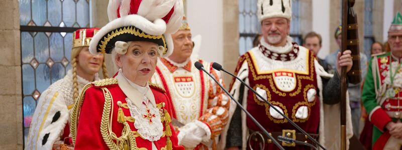 Der Kölner Karneval zieht auch viele Besucher aus dem Ausland an - hier eine Gruppe von Niederländern. - Foto: Henning Kaiser/dpa