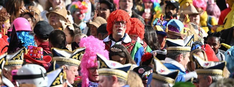 In Düsseldorf hat der Straßenkarneval begonnen. - Foto: Federico Gambarini/dpa