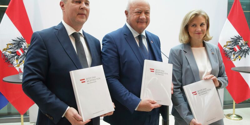 Die neue Dreier-Koalition in Österreich hat ein 200-seitiges Arbeitsprogramm vorgelegt. - Foto: Heinz-Peter Bader/AP/dpa