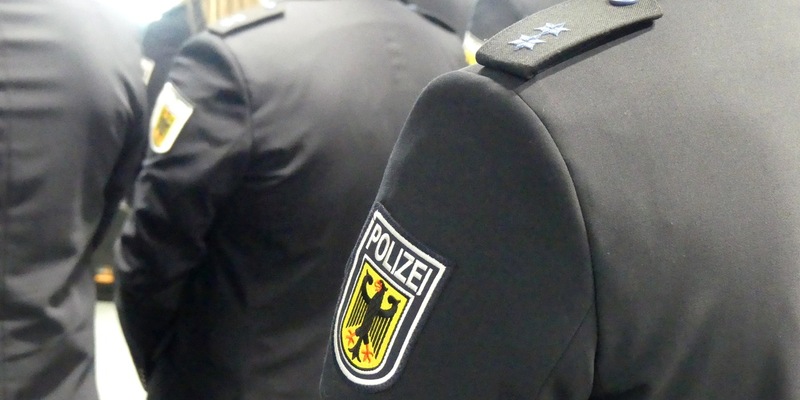 BPOL NRW: Verstärkung bei der Bundespolizei am Flughafen Düsseldorf - 27 neue Bundespolizistinnen und Bundespolizisten vereidigt - Foto: presseportal.de