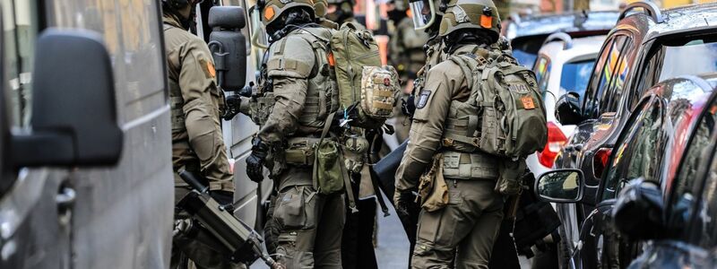 Schwerbewaffnete Sicherheitskräfte im Einsatz. Die Polizei hat einen Raubüberfall auf ein Werttransportunternehmen vereitelt. - Foto: Alex Talash/dpa