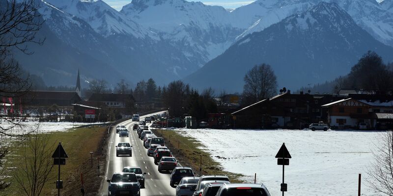 Besonders hoch ist die Staugefahr laut ADAC auf dem Weg in die Berge. (Archivbild) - Foto: Karl-Josef Hildenbrand/dpa