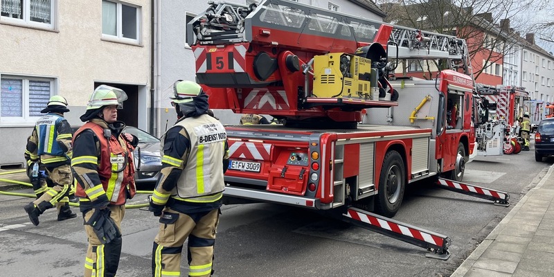 FW-E: Zimmerbrand in einem Mehrfamilienhaus - gute Erkundung entscheidend - Foto: presseportal.de