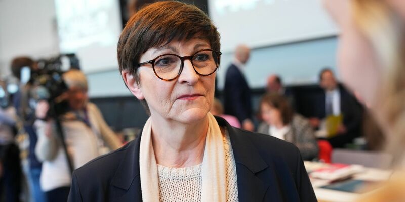 Saskia Esken will trotz des Wahldesasters SPD-Parteichefin bleiben. (Archivbild) - Foto: Michael Kappeler/dpa