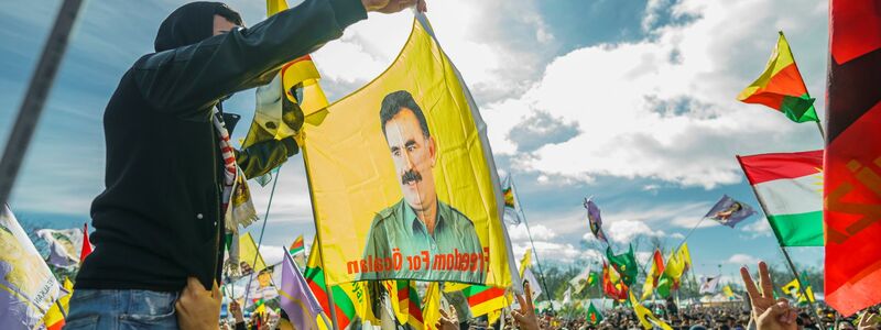 Flagge mit dem Konterfei von PKK-Anführer Abdullah Öcalan (Archivbild) - Foto: Andreas Arnold/dpa