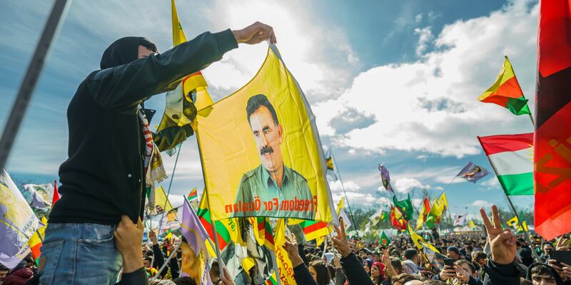 Flagge mit dem Konterfei von PKK-Anführer Abdullah Öcalan (Archivbild) - Foto: Andreas Arnold/dpa