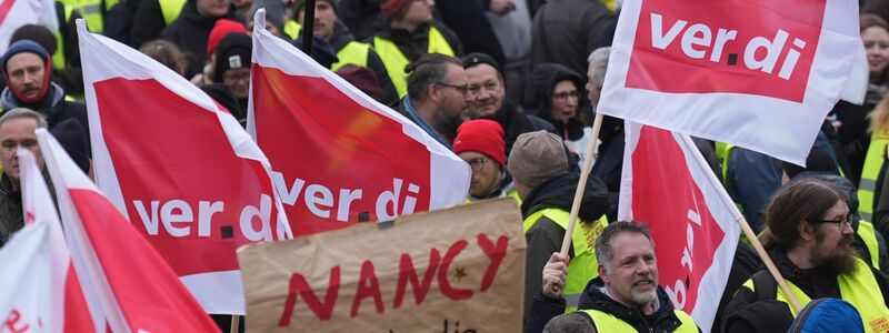 Teilnehmerinnen und Teilnehmer demonstrieren in Hamburg am Alten Elbtunnel während eines Warnstreiks im öffentlichen Dienst.  - Foto: Marcus Brandt/dpa