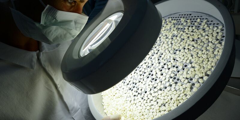 Arzneiproduktion: Die Pharmabranche warnt vor einem akuten Fachkräftemangel (Archivbild) - Foto: Arne Dedert/dpa