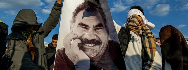 PKK-Chef Öcalan ruft Kämpfer zur Niederlegung von Waffen auf - Foto: Metin Yoksu/AP/dpa