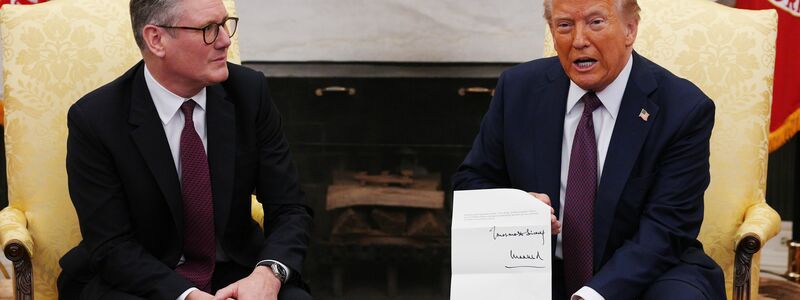 Starmer übergab Trump eine Einladung von König Charles III. nach Großbritannien.  - Foto: Carl Court/PA Wire/dpa