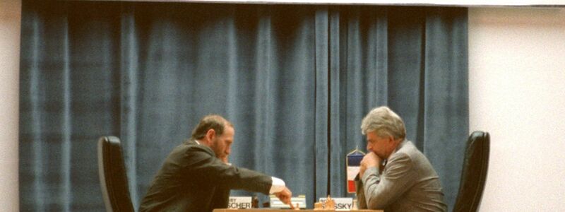 Von 1969 bis 1972 war Boris Spasski (r) Schach-Weltmeister. - Foto: Dagobert Kohlmeyer/dpa-Zentralbild/dpa