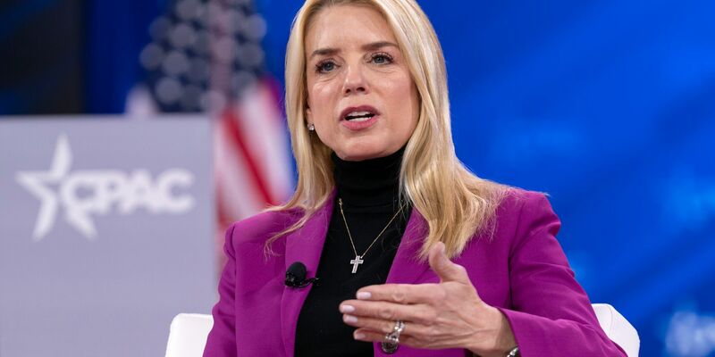 US-Justizministerin Pam Bondi hat angekündigt, dass bisher unter Verschluss gehaltene Akten zum Fall des mutmaßlichen Sexualstraftäters Jeffrey Epstein veröffentlicht werden sollen (Archivbild).  - Foto: Jose Luis Magana/AP/dpa