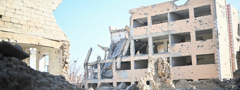 In vielen Regionen Syriens sind die Häuser aufgrund von Kriegsschäden unbewohnbar, wie hier in Dschubar, einem Viertel der Hauptstadt Damaskus. - Foto: Sebastian Gollnow/dpa