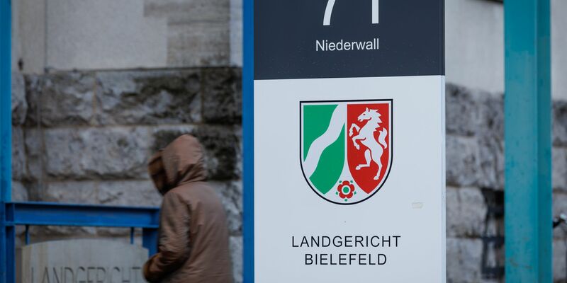 «Die Übergabe erfolgte friedlich und kooperativ», zitierte die Zeitung den Strafverteidiger des Mannes. Der Tatverdächtige ist laut gemeinsamer Mitteilung der Ermittlungsbehörden der Bruder eines 2024 in der Bielefelder Innenstadt erschossenen ehemaligen Profiboxers. (Symbolfoto) - Foto: Friso Gentsch/dpa