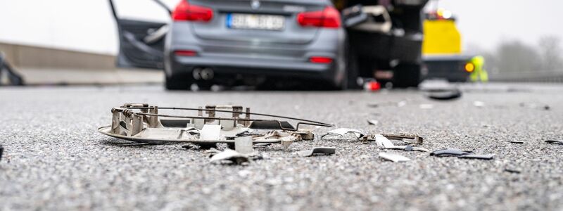 Ein zerstörtes Fahrzeug steht nach einem Unfall auf der Autobahn A3. (Archivbild) - Foto: Armin Weigel/dpa