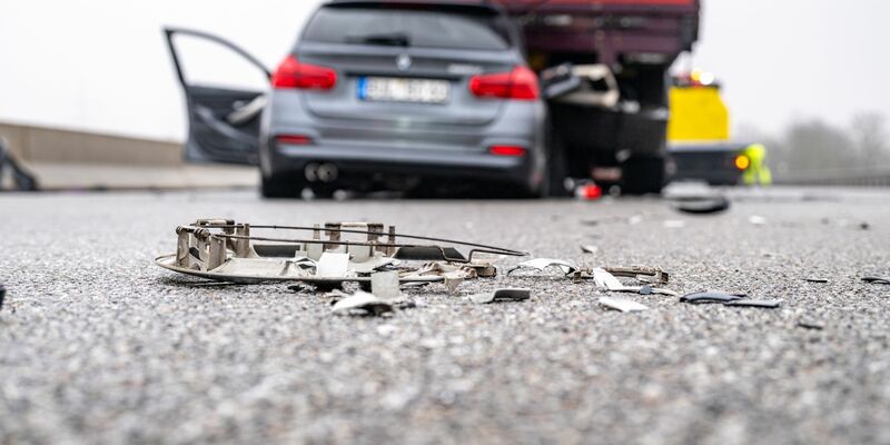 Nicht nur die Zahl der Toten im Straßenverkehr sank 2024. (Symbolbild)  - Foto: Armin Weigel/dpa