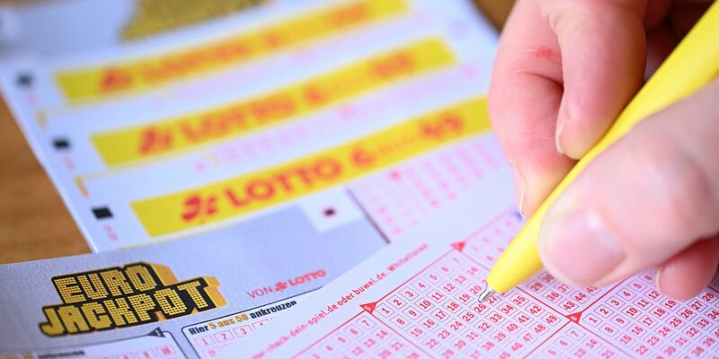 Eine Tippgemeinschaft holt sich den Eurojackpot. (Archivbild) - Foto: Bernd Weißbrod/dpa