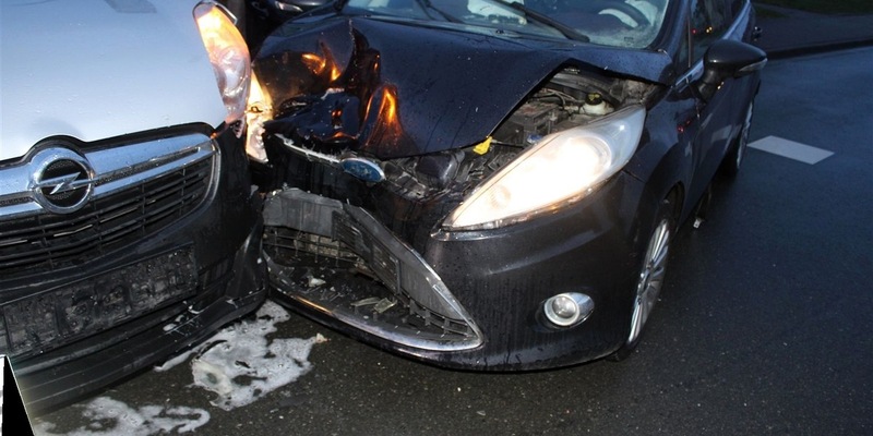 POL-MI: Vier Verletzte bei Unfall - Foto: presseportal.de