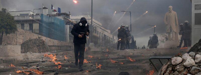 In Athen kam es nach einer friedlichen Demonstration zu Krawallen. - Foto: Petros Giannakouris/AP/dpa