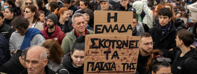 Bei der Kundgebung in Athen versammelten sich mehr als 170.000 Menschen. - Foto: Socrates Baltagiannis/dpa