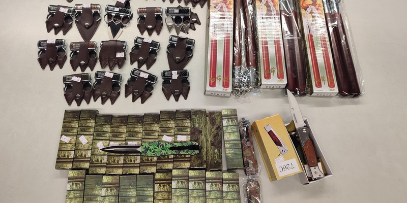 POL-AA: Rems-Murr-Kreis: Verbotene Gegenstände beschlagnahmt - Sammlungsbetrug - Unfall - Farbschmierereien - Automat aufgebrochen - Foto: presseportal.de