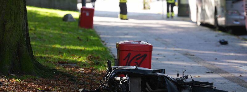 Ein Motorradfahrer ist mit einem Autofahrer zusammengestoßen. Ein Notarzt musste den verletzten Motorradfahrer versorgen. (Archivbild) - Foto: Marcus Brandt/dpa