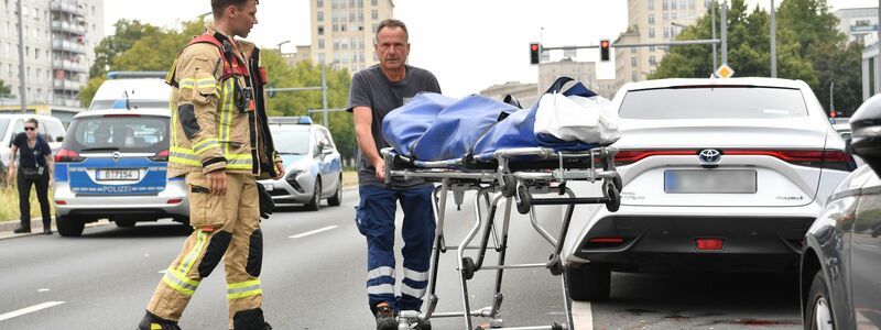  Ein 41 Jahre alter Fußgänger ist in Berlin-Mitte von einem Auto überfahren worden und ums Leben gekommen. (Archivbild) - Foto: Paul Zinken/dpa