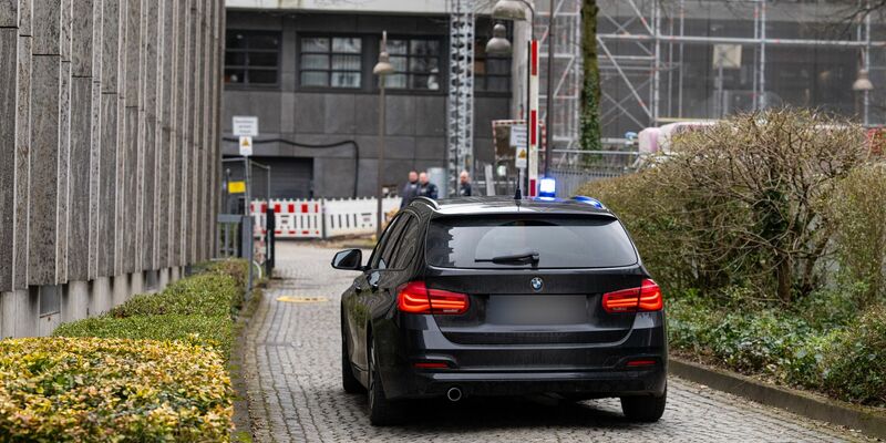 Justizbeamte stehen im Innenhof des Amtsgerichts Bielefeld. Dort in der Nähe fielen am Mittwoch Schüsse. Jetzt wurde ein zweiter Haftbefehl erlassen. (Archivbild) - Foto: Guido Kirchner/dpa